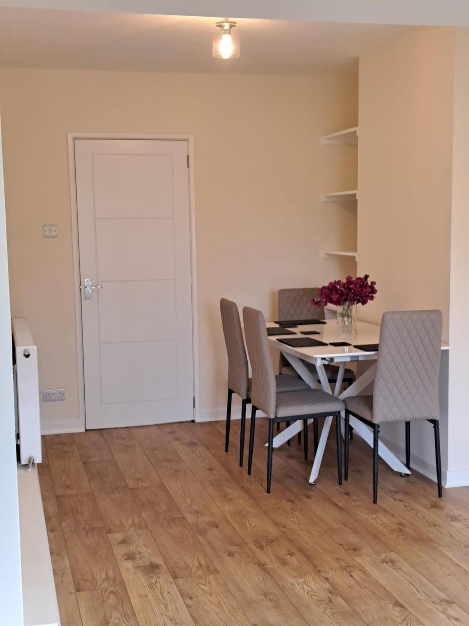 Beautiful 5 Bedroom Bungalow, Sleeps 7, In Calne Exterior photo
